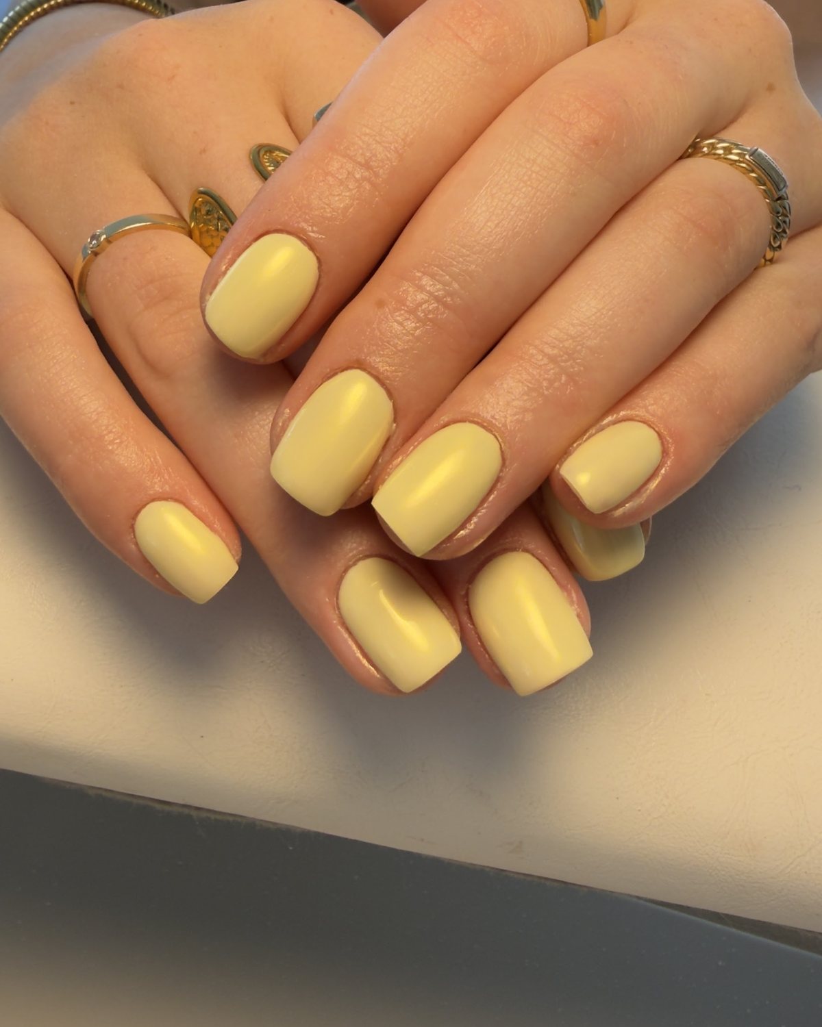 Korte vierkante nagels in pastelgeel